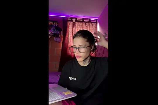 Snapshot of Ale_cuzz chatting on April 21, 7:50 pm Ale cuzz online show from April 21, 7:50 pm