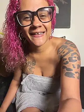 Snapshot of VelvetVixen_735 chatting on August 7, 8:05 am VelvetVixen 735 online show from August 7, 8:05 am