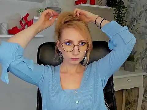 CinderellaMoon online show from March 3, 6:30 am