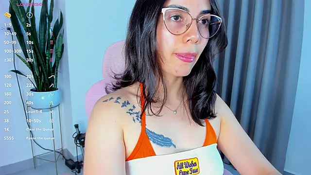 Snapshot of sara_ospina22 chatting on June 8, 11:38 pm sara ospina22 online show from June 8, 11:38 pm