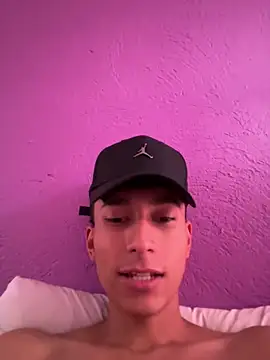 Snapshot of glopetitooo chatting on June 15, 12:51 pm glopetitooo online show from June 15, 12:51 pm