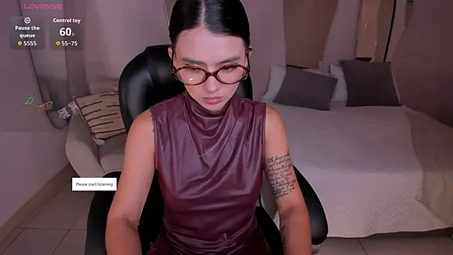 JulietteMoreau online show from April 26, 11:41 am