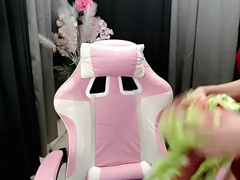 Snapshot of HoneyAfterDark_ chatting on May 5, 9:23 pm HoneyAfterDark online show from May 5, 9:23 pm
