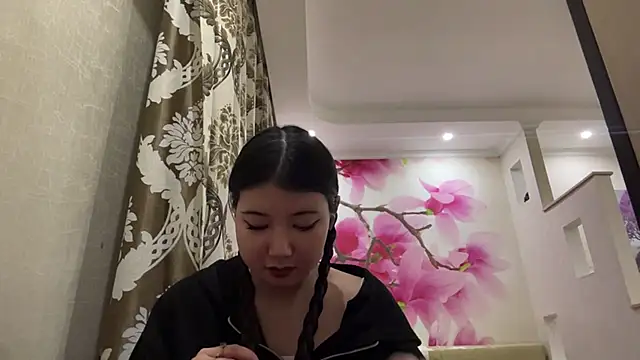 MaeRaads online show from February 17, 6:47 pm