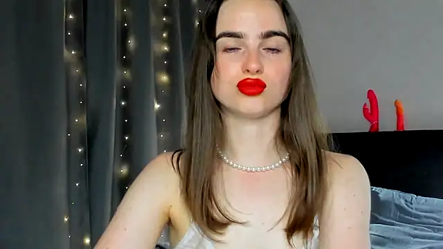 Snapshot of megann_fox2 chatting on June 7, 6:33 pm megann fox2 online show from June 7, 6:33 pm