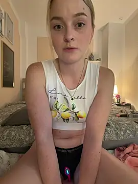 Snapshot of melanieTesss chatting on August 5, 8:33 pm melanieTesss online show from August 5, 8:33 pm