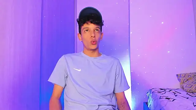 Snapshot of Maxfrost1 chatting on February 28, 12:55 am Maxfrost1 online show from February 28, 12:55 am