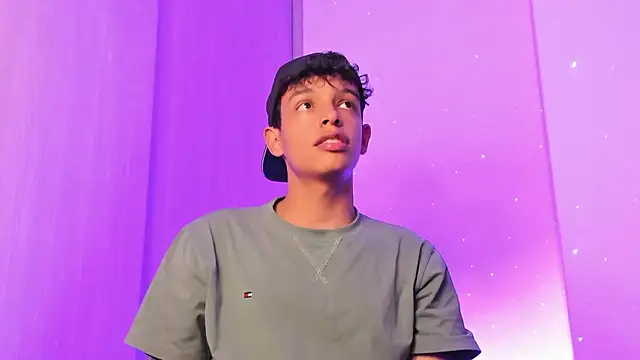 Snapshot of Maxfrost1 chatting on March 3, 10:48 pm Maxfrost1 online show from March 3, 10:48 pm