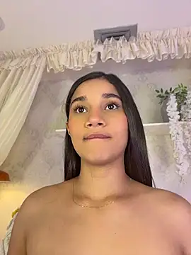 Snapshot of AlessiaVallmont chatting on July 2, 10:05 pm AlessiaVallmont online show from July 2, 10:05 pm