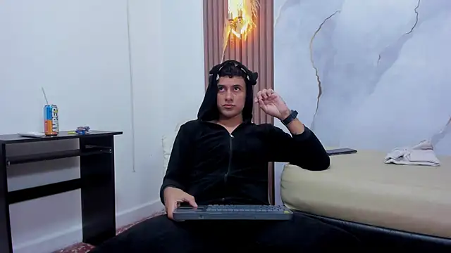 Snapshot of STEVEN_OS chatting on June 24, 7:35 pm STEVEN OS online show from June 24, 7:35 pm