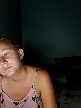 sneakylildevil online show from April 12, 11:32 pm