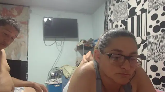 pareja latina2214 online show from May 1, 2:27 am