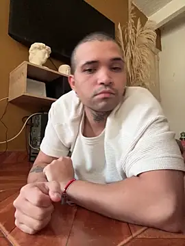 Snapshot of Simone026 chatting on February 25, 10:52 pm Simone026 online show from February 25, 10:52 pm