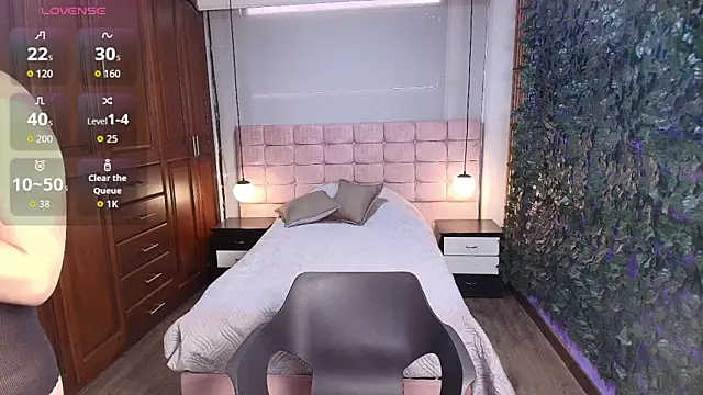 MoriahStorm online show from June 8, 1:22 pm