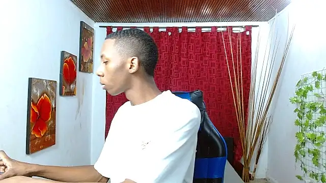 Snapshot of milo018 chatting on May 5, 2:03 pm milo018 online show from May 5, 2:03 pm