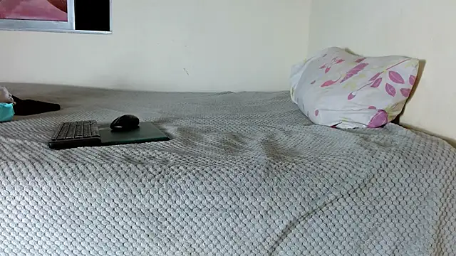 Snapshot of valkahot20 chatting on March 10, 12:04 am valkahot20 online show from March 10, 12:04 am