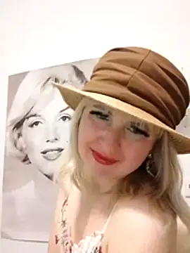 -Nefertiti- online show from May 2, 9:20 pm