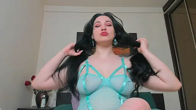 Snapshot of GoldenLunaa chatting on May 17, 7:17 am GoldenLunaa online show from May 17, 7:17 am