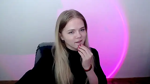 FoxiLana online show from March 7, 8:11 am