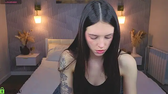 elise robbie online show from April 23, 1:07 am