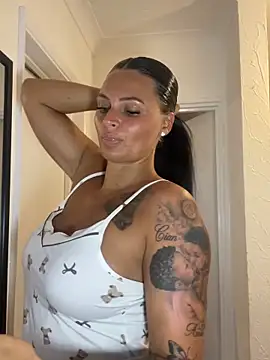 Snapshot of Destinylovex chatting on June 6, 7:51 pm Destinylovex online show from June 6, 7:51 pm