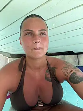 Snapshot of Destinylovex chatting on August 3, 9:04 am Destinylovex online show from August 3, 9:04 am