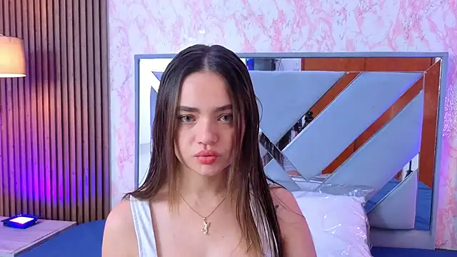 LittleeSara18 online show from May 1, 11:15 am