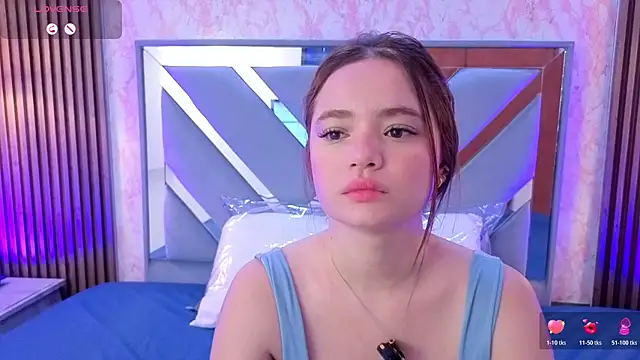 Snapshot of LittleeSara18 chatting on June 11, 11:19 am LittleeSara18 online show from June 11, 11:19 am