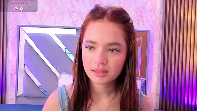 Snapshot of LittleeSara18 chatting on June 12, 11:20 am LittleeSara18 online show from June 12, 11:20 am