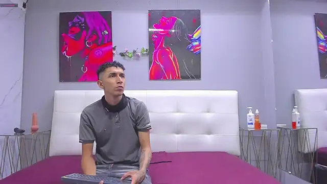Snapshot of ahsly78Bryan chatting on June 24, 7:46 pm ahsly78Bryan online show from June 24, 7:46 pm