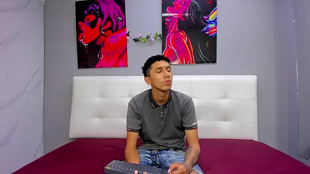 Snapshot of ahsly78Bryan chatting on July 6, 8:33 pm ahsly78Bryan online show from July 6, 8:33 pm