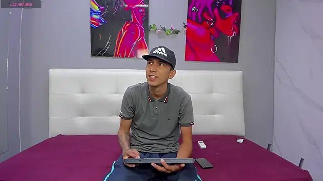 Snapshot of ahsly78Bryan chatting on July 13, 7:49 pm ahsly78Bryan online show from July 13, 7:49 pm