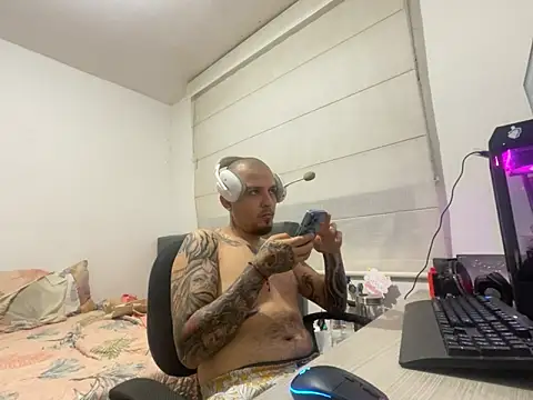 Snapshot of Maximo_Garcia17 chatting on February 21, 2:01 am Maximo Garcia17 online show from February 21, 2:01 am