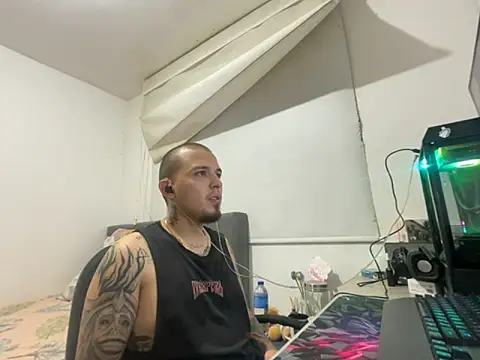 Snapshot of Maximo_Garcia17 chatting on March 17, 1:54 am Maximo Garcia17 online show from March 17, 1:54 am