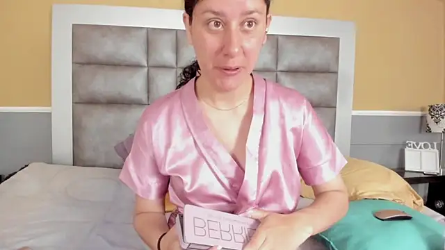 LunaDamasco online show from March 10, 5:07 pm