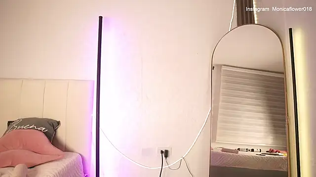 Snapshot of monicaflowerr chatting on May 14, 8:04 pm monicaflowerr online show from May 14, 8:04 pm