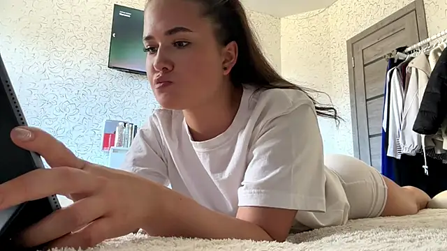 JoycelynUrion online show from May 6, 8:30 am