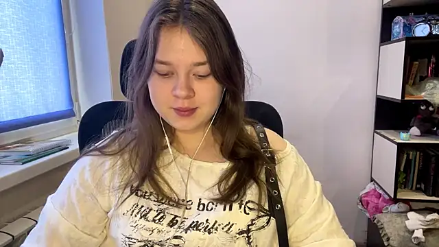 TomikoPfau online show from March 3, 7:36 am