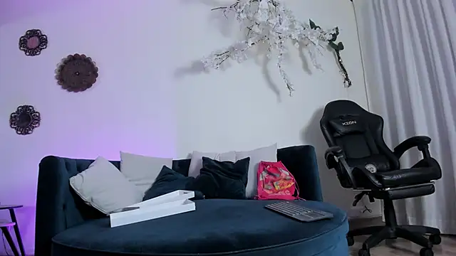 Madisson Edwards online show from March 11, 1:39 pm