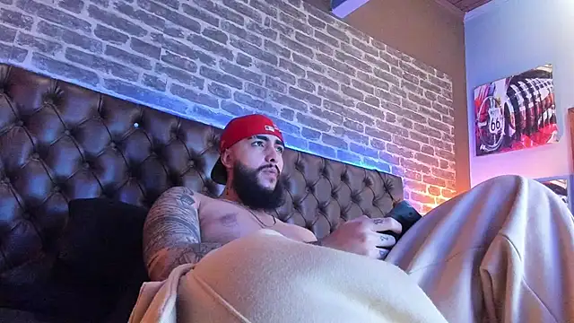 SantiagoHincapiie online show from March 8, 4:27 am