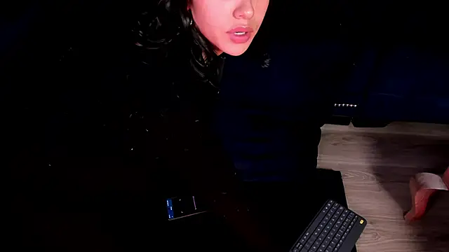Snapshot of Fiorelaa_ chatting on June 3, 2:33 pm Fiorelaa online show from June 3, 2:33 pm