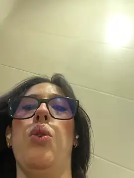Snapshot of susi_chimm chatting on May 4, 4:03 pm susi chimm online show from May 4, 4:03 pm