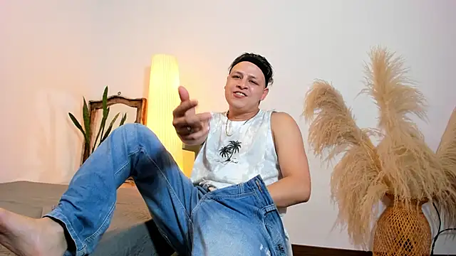 SamJoness  online show from February 26, 7:35 pm