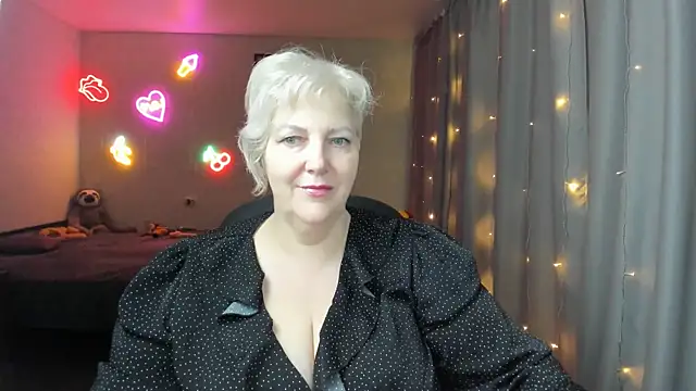 Snapshot of Mary-Leee chatting on June 3, 7:44 am Mary-Leee online show from June 3, 7:44 am