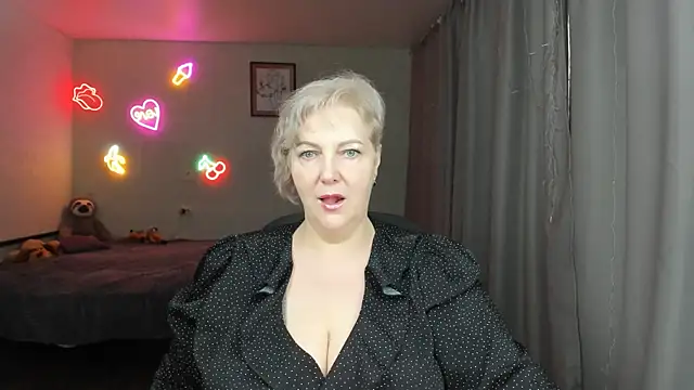 Snapshot of Mary-Leee chatting on June 7, 7:45 am Mary-Leee online show from June 7, 7:45 am