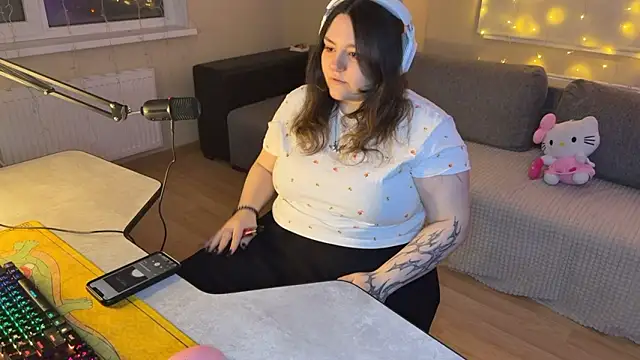 RiotKitten1 online show from March 5, 11:12 pm