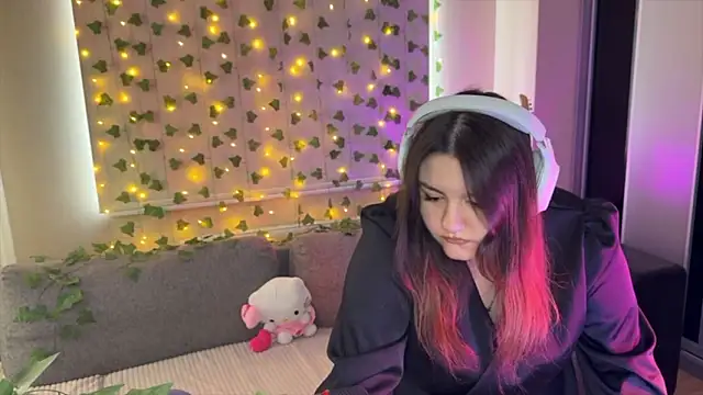 RiotKitten1 online show from March 13, 8:10 am