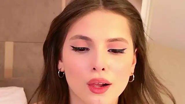 GIGI DAVS online show from June 12, 8:52 pm