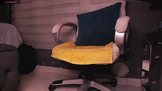 Snapshot of dirty_27cms chatting on December 19, 11:45 pm dirty 27cms online show from December 19, 11:45 pm