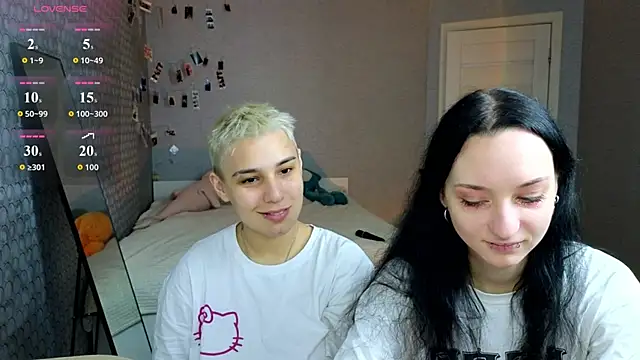 Snapshot of LuxuryLoverss chatting on May 9, 7:13 am LuxuryLoverss online show from May 9, 7:13 am